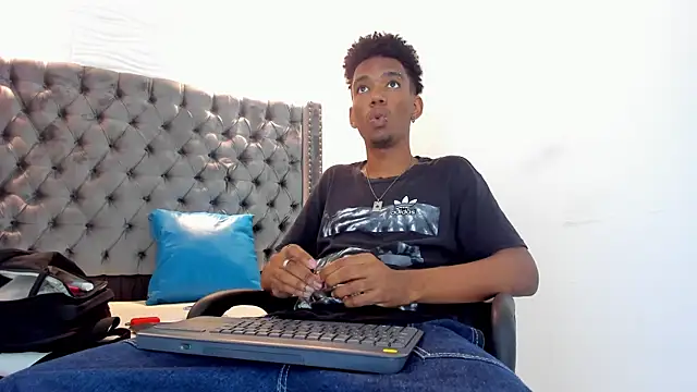Snapshot of nero_reyd chatting on September 27, 7:56 pm nero reyd online show from September 27, 7:56 pm
