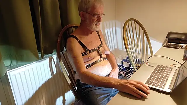 Snapshot of ewaldwillems99 chatting on September 22, 1:32 pm ewaldwillems99 online show from September 22, 1:32 pm