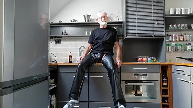 Snapshot of ewaldwillems99 chatting on September 12, 1:00 pm ewaldwillems99 online show from September 12, 1:00 pm