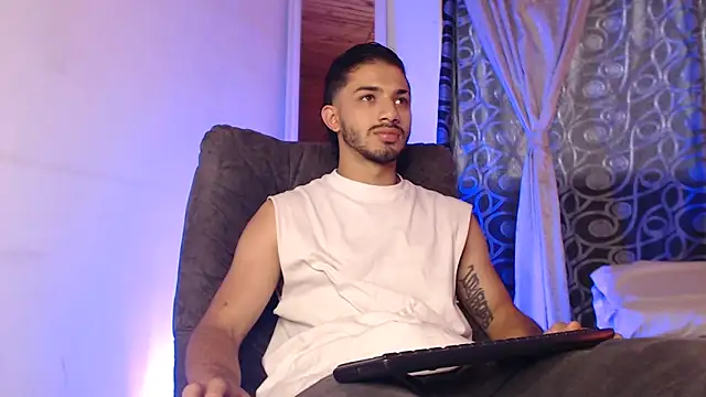 ArturoCardona  online show from May 10, 9:16 pm