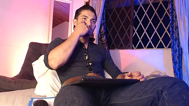 ArturoCardona  online show from April 26, 1:36 am