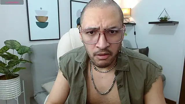 Snapshot of __Damian___ chatting on October 15, 1:02 am   Damian    online show from October 15, 1:02 am