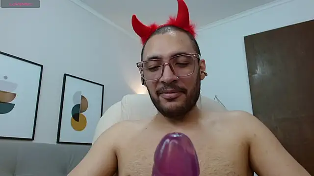 Snapshot of __Damian___ chatting on October 31, 1:29 am   Damian    online show from October 31, 1:29 am