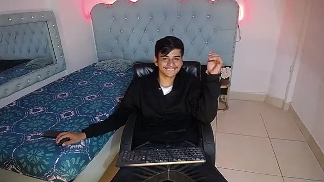 Snapshot of Charlie_Cock_ chatting on September 28, 4:32 am Charlie Cock online show from September 28, 4:32 am