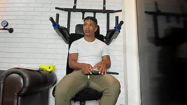 ItaloMoore online show from March 25, 11:47 am