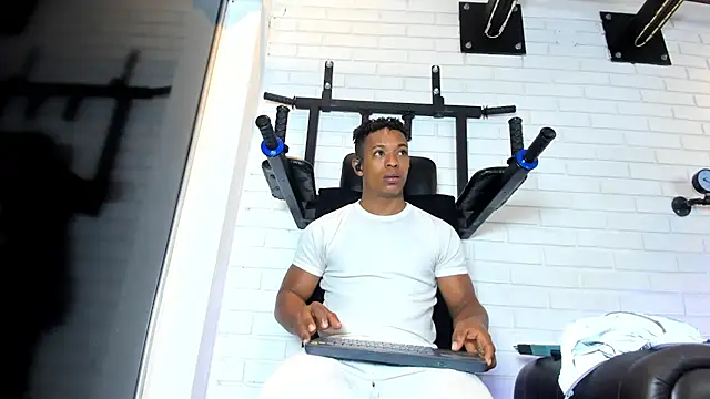 ItaloMoore online show from February 20, 11:23 am