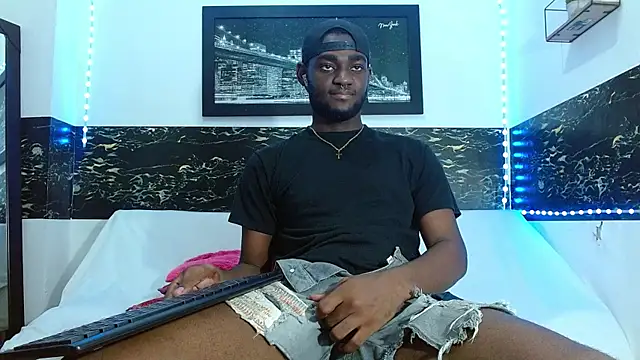 Snapshot of eebony_stallion chatting on October 2, 3:43 am eebony stallion online show from October 2, 3:43 am