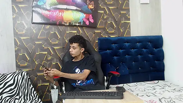 Snapshot of noah_the_kingmaster chatting on October 11, 8:02 pm noah the kingmaster online show from October 11, 8:02 pm