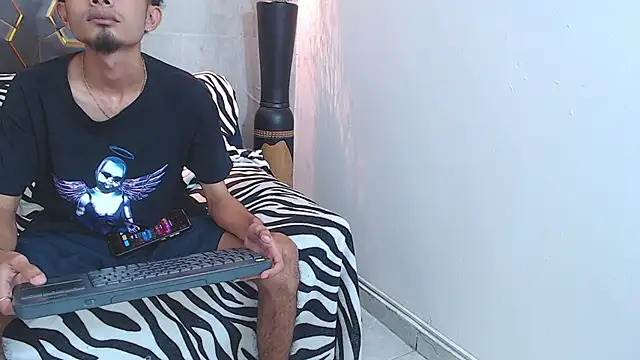 Snapshot of noah_the_kingmaster chatting on October 7, 5:06 pm noah the kingmaster online show from October 7, 5:06 pm