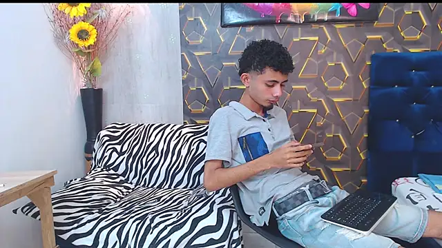 Snapshot of noah_the_kingmaster chatting on September 30, 2:53 pm noah the kingmaster online show from September 30, 2:53 pm