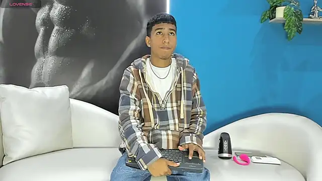 Snapshot of ender_h0t chatting on October 10, 2:00 pm ender h0t online show from October 10, 2:00 pm