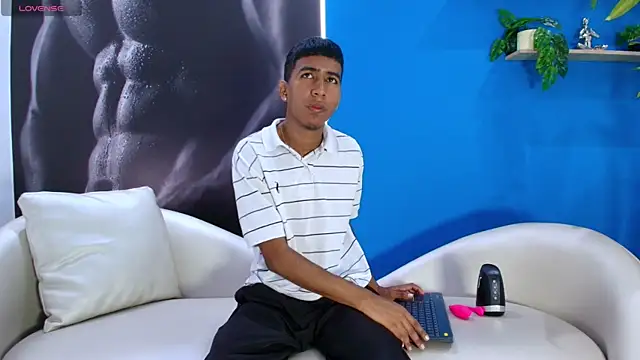 Snapshot of ender_h0t chatting on October 9, 1:49 pm ender h0t online show from October 9, 1:49 pm