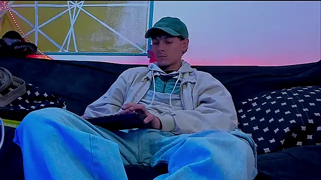 Dioniso guy8 online show from April 2, 9:00 pm