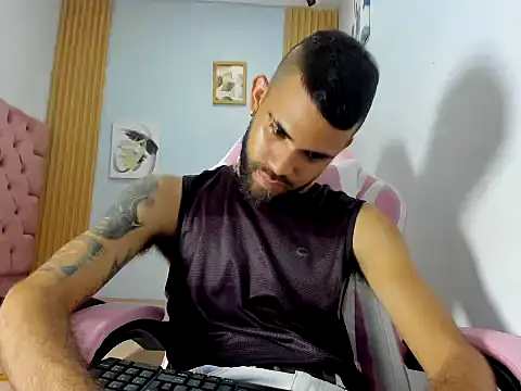 Snapshot of adri_sexboy229 chatting on September 25, 1:04 am adri sexboy229 online show from September 25, 1:04 am