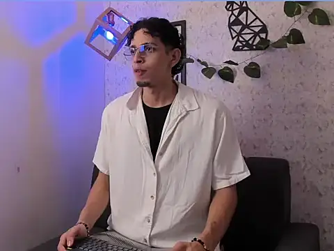 Snapshot of nicolai_drake chatting on October 15, 12:51 am nicolai drake online show from October 15, 12:51 am