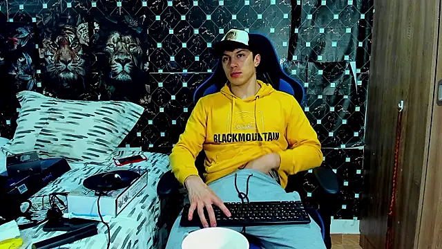 javiersexymann online show from March 24, 5:45 am