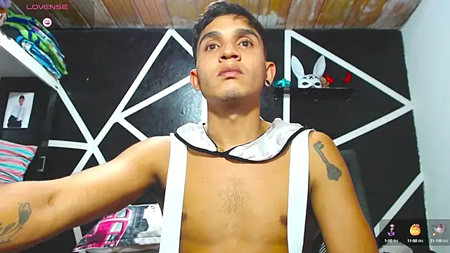 Snapshot of Angel_latinboy chatting on October 8, 11:09 pm Angel latinboy online show from October 8, 11:09 pm