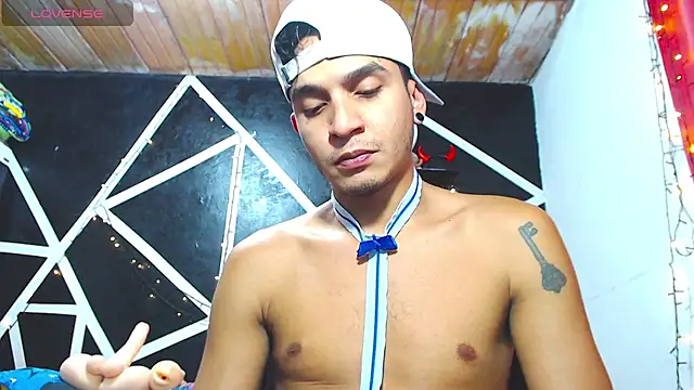 Snapshot of Angel_latinboy chatting on October 2, 10:36 pm Angel latinboy online show from October 2, 10:36 pm