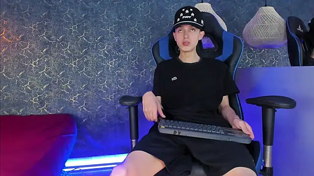 ArthurCox online show from November 18, 5:27 pm