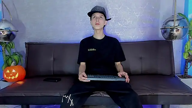 Snapshot of ArthurCox chatting on October 28, 5:37 pm ArthurCox online show from October 28, 5:37 pm