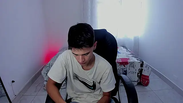 Snapshot of Aron_Boyy chatting on September 25, 9:57 pm Aron Boyy online show from September 25, 9:57 pm