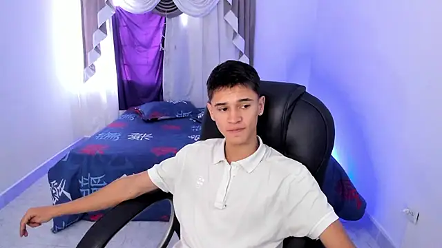 Snapshot of Aron_Boyy chatting on October 6, 7:51 pm Aron Boyy online show from October 6, 7:51 pm