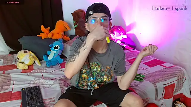 aaronjames1 online show from December 15, 11:24 pm