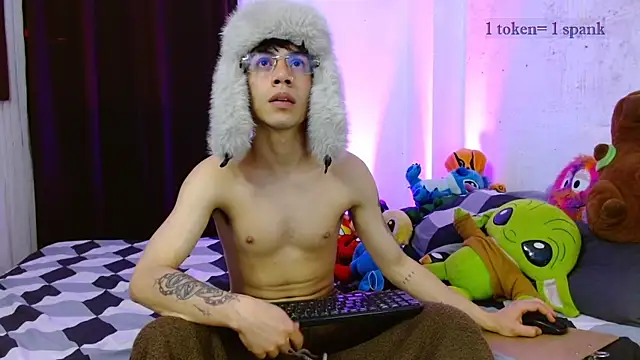 aaronjames1 online show from January 6, 11:42 pm