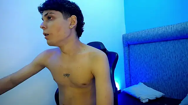 dilan hott  online show from February 16, 9:02 pm