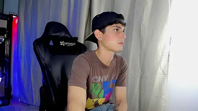 Snapshot of dilan_hott_ chatting on October 17, 12:36 am dilan hott  online show from October 17, 12:36 am