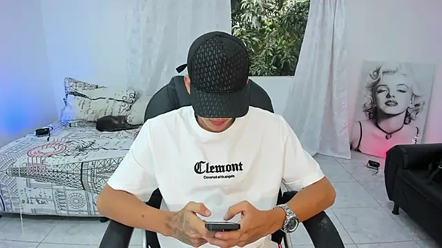 Snapshot of maxthomson_boy chatting on October 3, 8:03 pm maxthomson boy online show from October 3, 8:03 pm