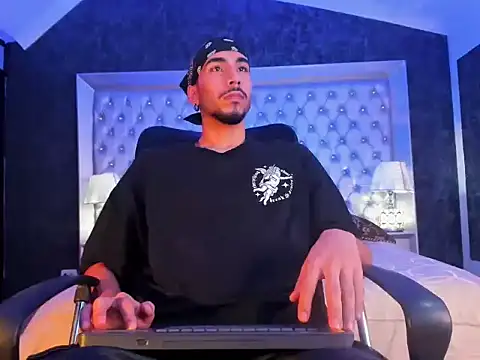 JhosuaCollins  online show from November 3, 3:03 pm