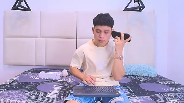 Snapshot of aron_twink66 chatting on September 21, 3:23 pm aron twink66 online show from September 21, 3:23 pm