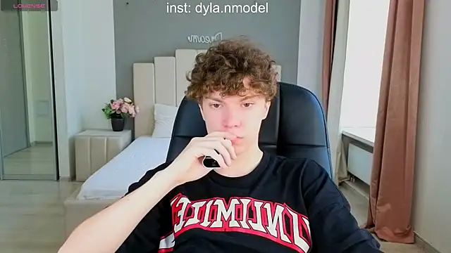 DYLAN  WILSON online show from September 21, 10:26 am
