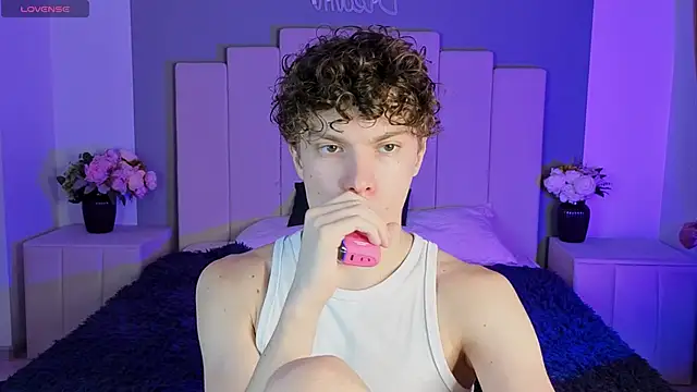 DYLAN  WILSON online show from September 18, 3:47 pm