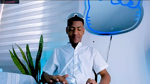 tiago xxx  online show from November 8, 9:07 pm