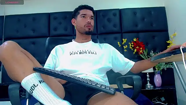 Snapshot of StivBigCock chatting on October 1, 2:59 am StivBigCock online show from October 1, 2:59 am