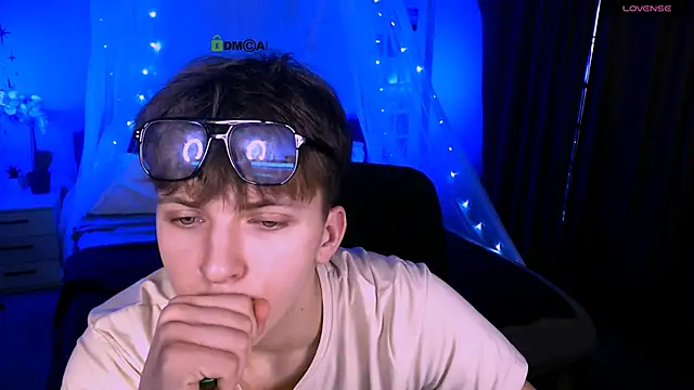 travis wolf  online show from November 24, 9:05 pm