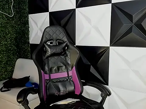 Snapshot of bull_cam chatting on September 17, 9:16 pm bull cam online show from September 17, 9:16 pm