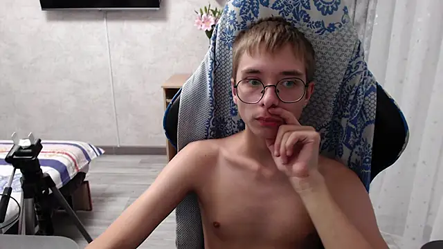 glasses cat online show from March 19, 2:04 am