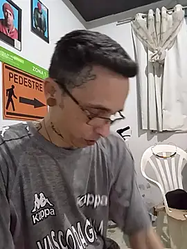 Snapshot of dinho_carioca chatting on October 27, 11:07 pm dinho carioca online show from October 27, 11:07 pm