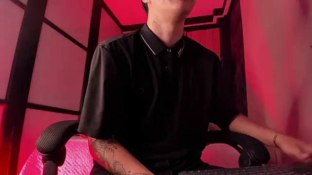 liaamsmiith  online show from March 10, 1:06 pm