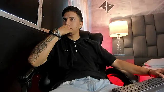 liaamsmiith  online show from March 19, 1:25 pm