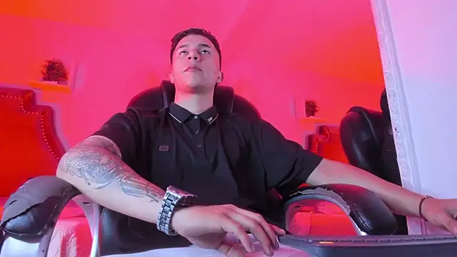 liaamsmiith  online show from March 14, 1:07 pm