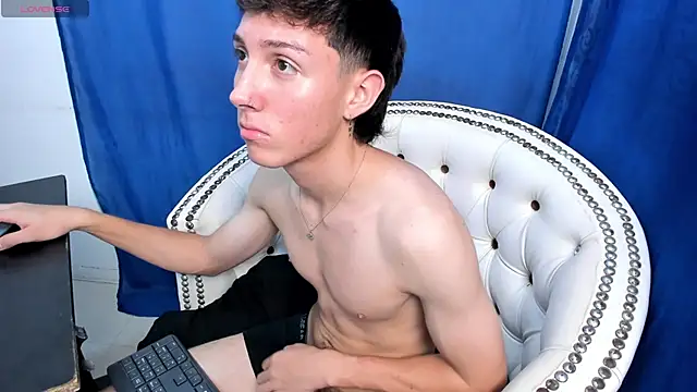 Snapshot of LittleDanny_ chatting on October 2, 2:32 pm LittleDanny online show from October 2, 2:32 pm