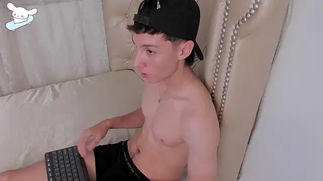 Snapshot of LittleDanny_ chatting on October 4, 4:01 pm LittleDanny online show from October 4, 4:01 pm