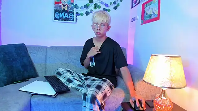 Hyunjin Son online show from March 16, 5:06 pm