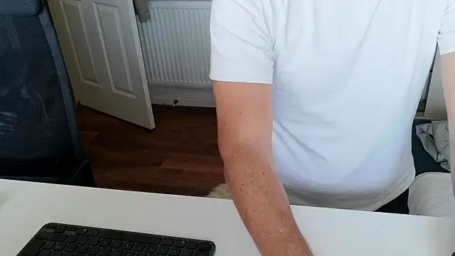 silvertongueduk1 online show from September 19, 9:31 am