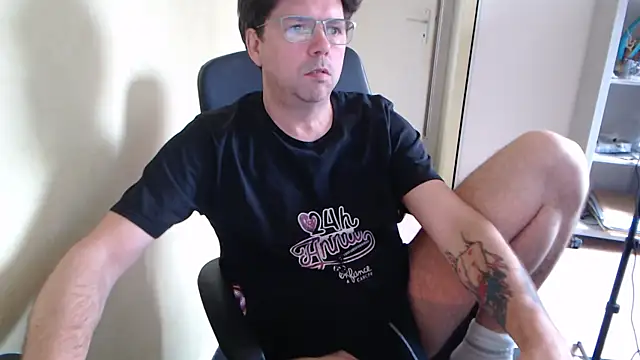 blueandwhite1 online show from April 25, 8:39 am