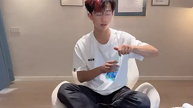 Snapshot of STxuguanhan chatting on October 1, 9:02 am STxuguanhan online show from October 1, 9:02 am